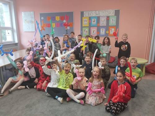 Dzień Dziecka w 2022 roku zdjęcie przedstawia gry i zabawy podczas wydarzenia w Szkole Podstawowej nr 4 w Pruszczu Gdańskim